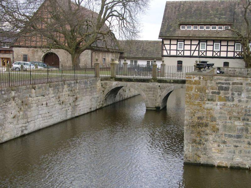 Wassergraben mit Brücke