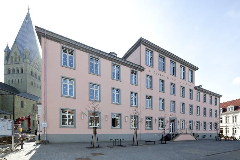 Ostflügel Rathaus Soest, im Hintergrund St. Patrokli