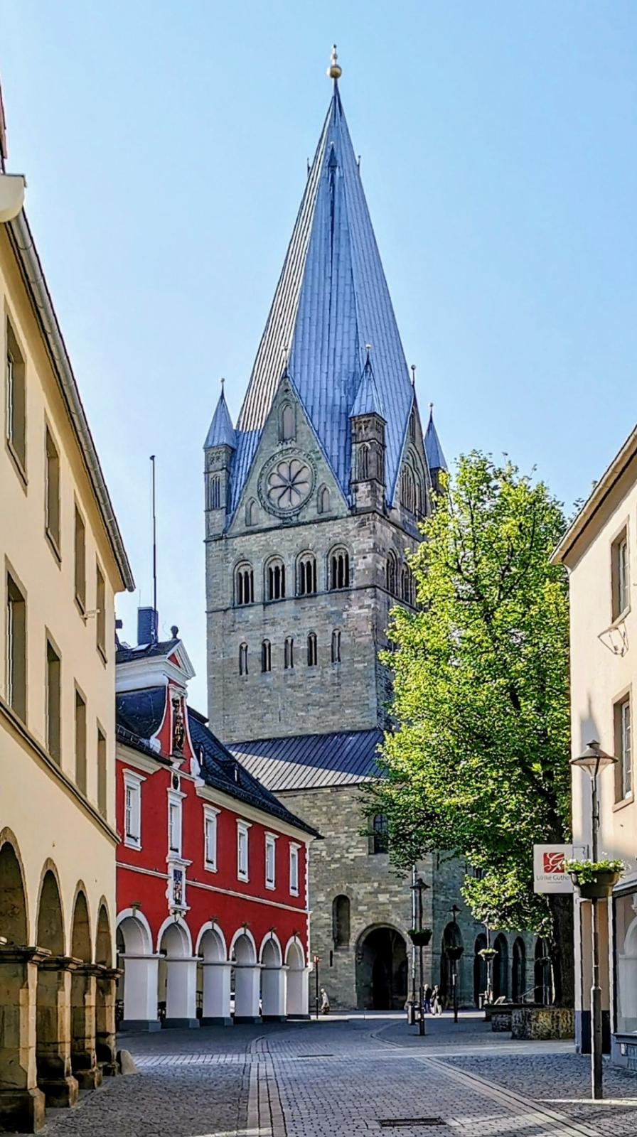 Rathausstraße mit Blick auf St. Patrokli