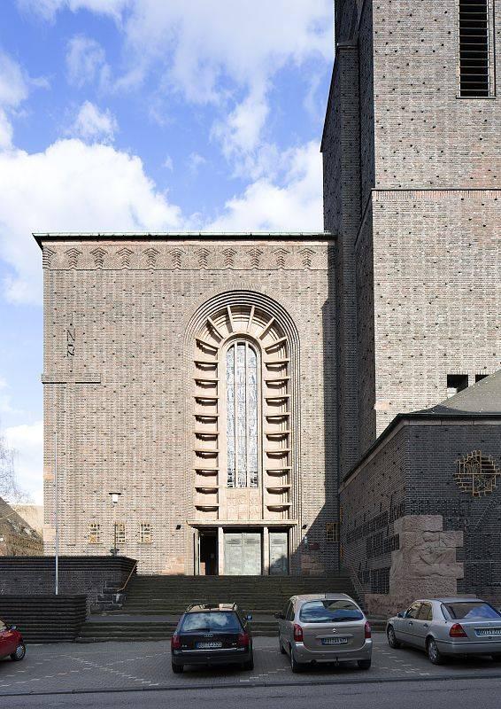 Westriegel mit Hauptportal Herz-Jesu-Kirche Bottrop