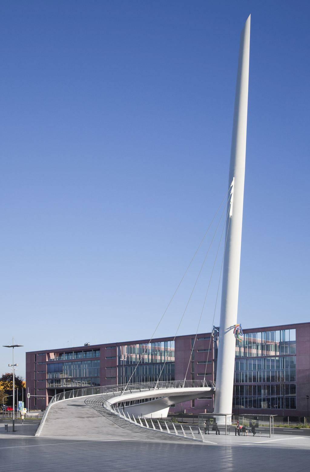 Rampe der Fußängerbrücke auf der Stadionseite