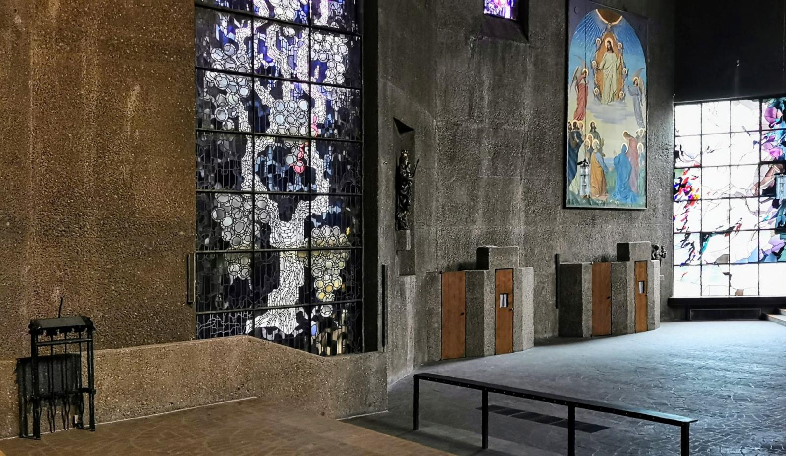 Innenraum mit Kirchenfenstern