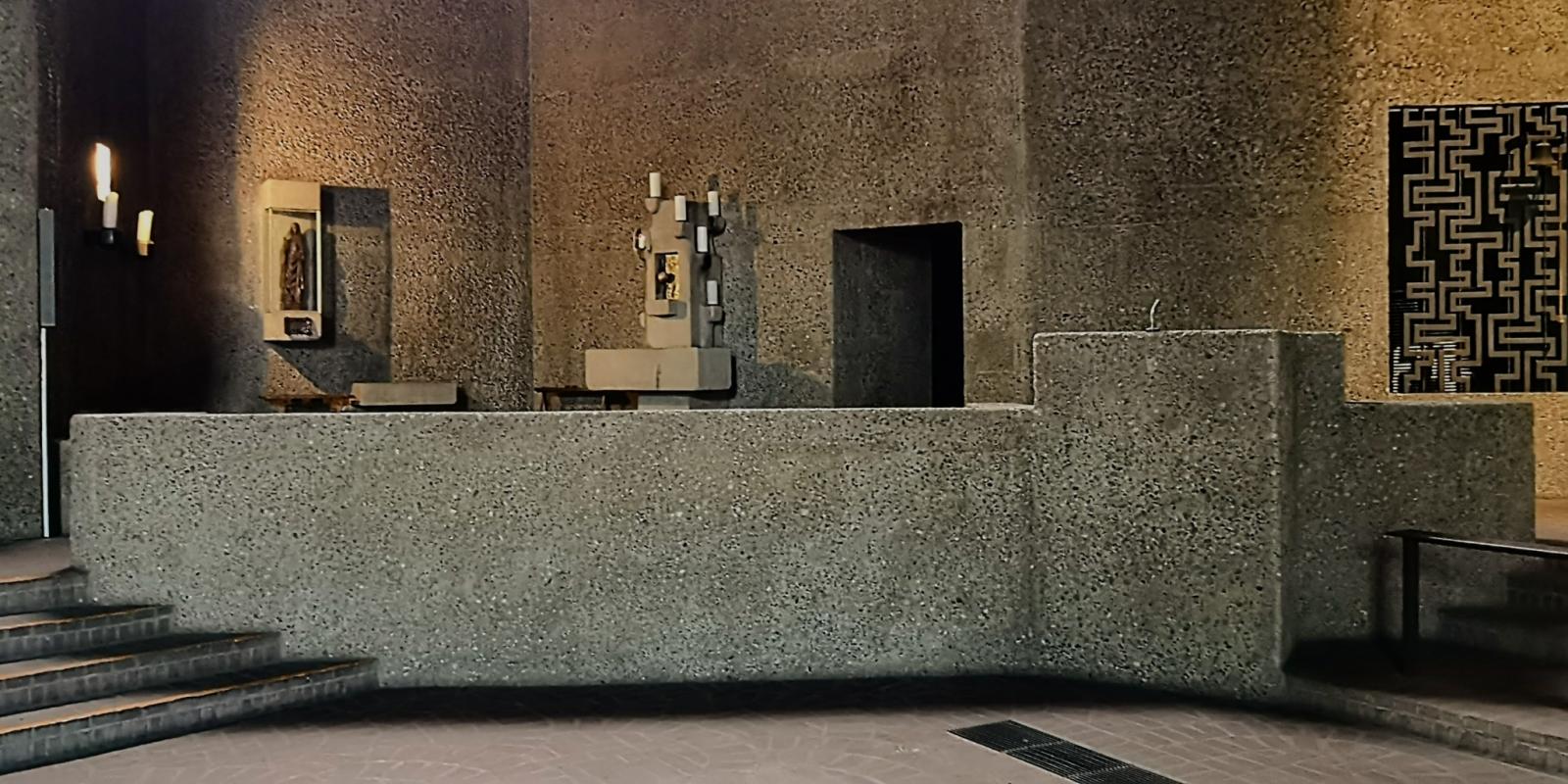 Innenansicht links vom Altar