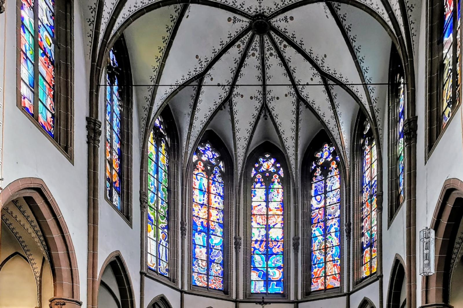 Deckengewölbe und Fenster im Chor
