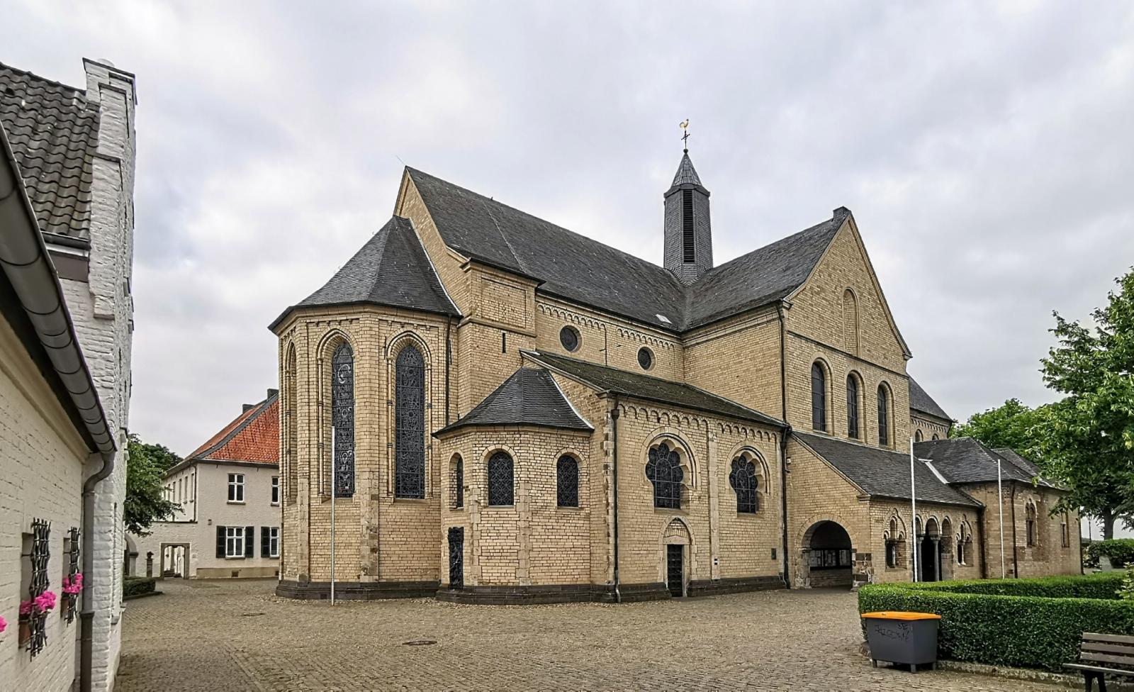 Nordostansicht St. Suitbertus, Chor und Querhaus mit Vorhalle