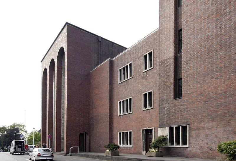 Straßenfassade mit Turm und Hauptportal
