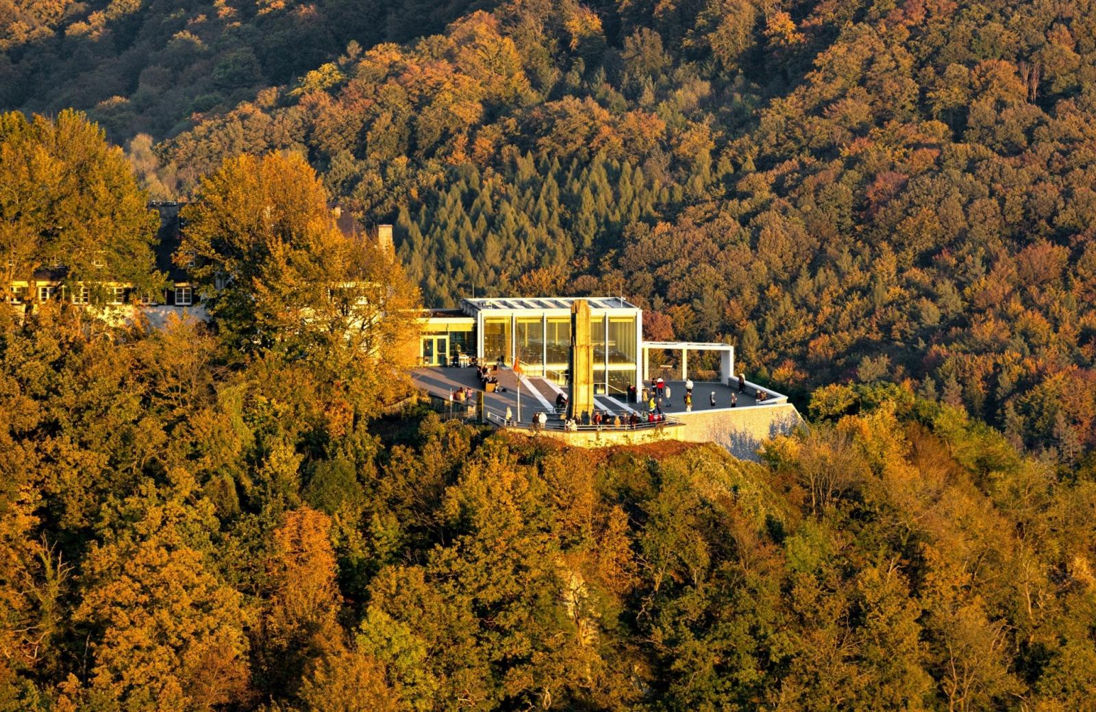 Drachenfelsplateau von vorne aufs der Luft