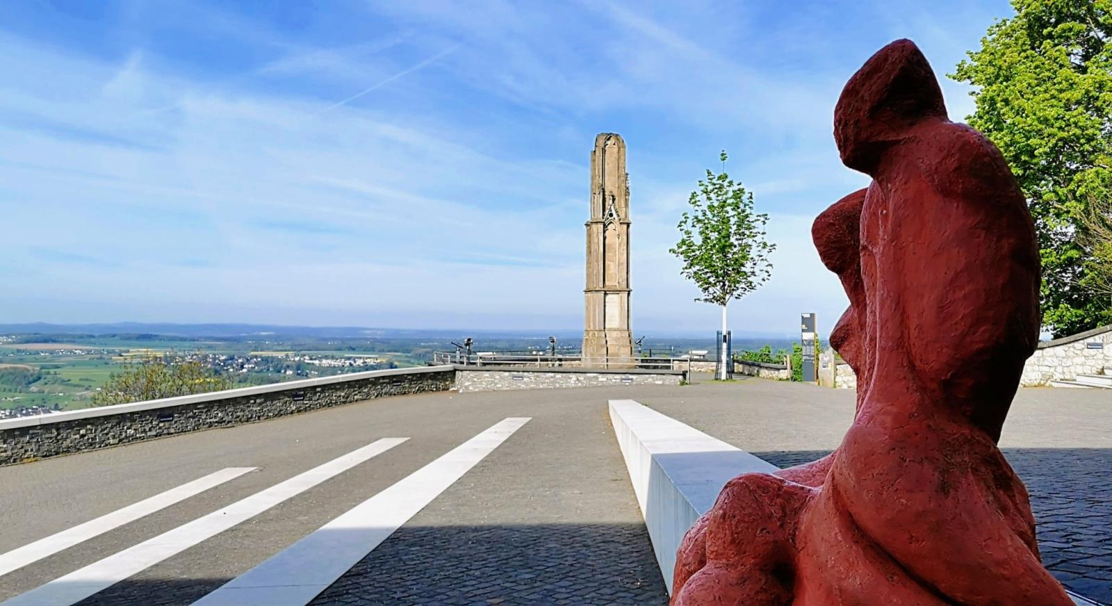 Blick über das Plateau mit Kunstwerk „Two Forms“ von Bettina Meyer im Vordergrund