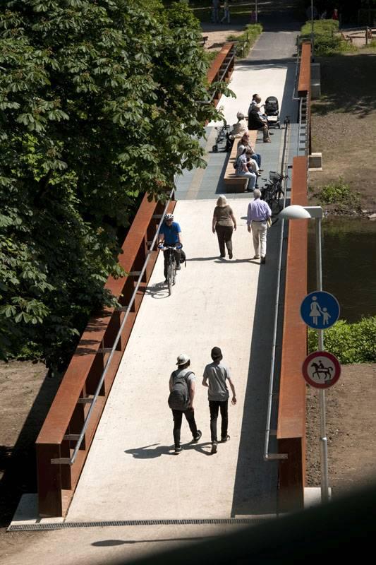 Wupperbrücke mit Fußgängern