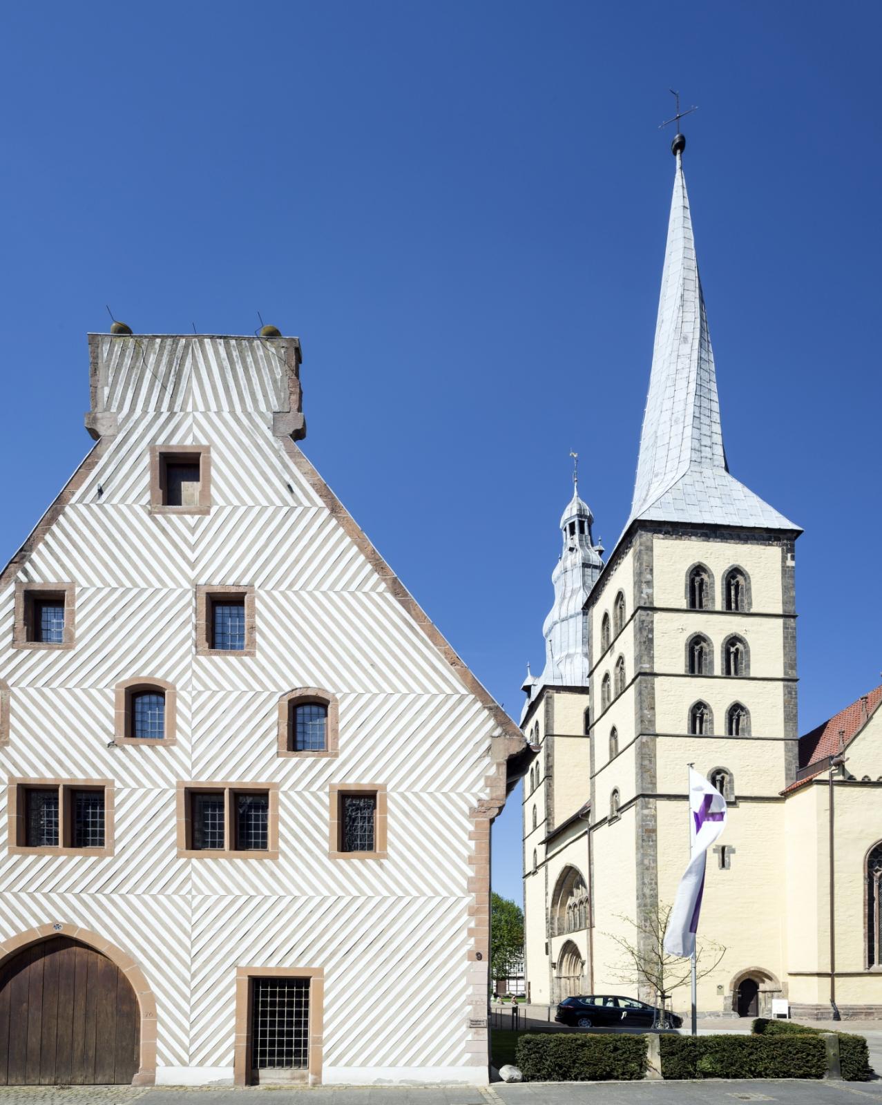 St Nicolai mit Zeughaus im Vordergrund