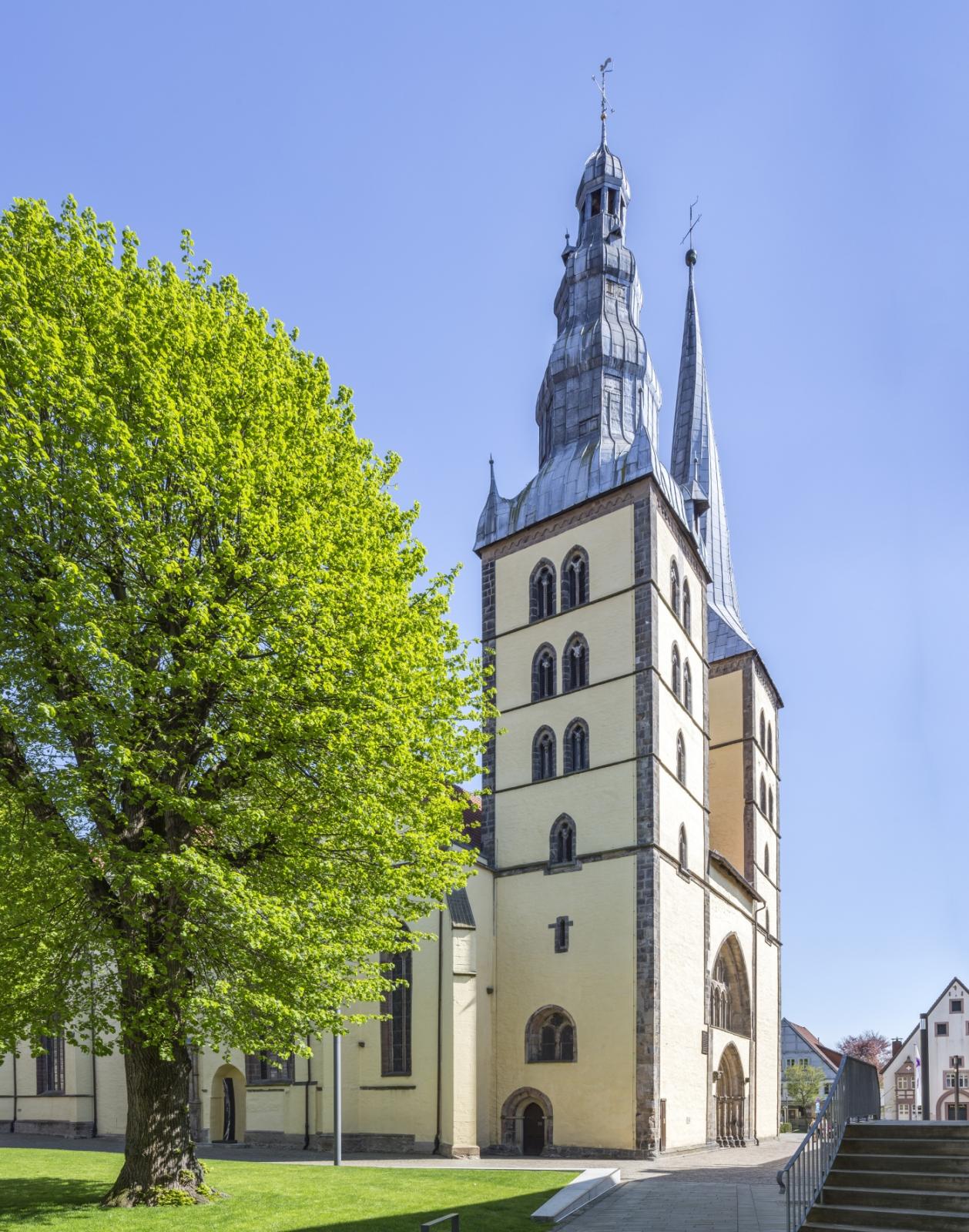 Blick auf die Doppelturmfassade
