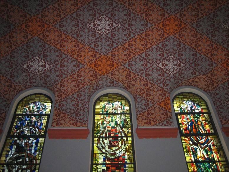 Fensterfront und Deckenmalereien der Friedenskirche