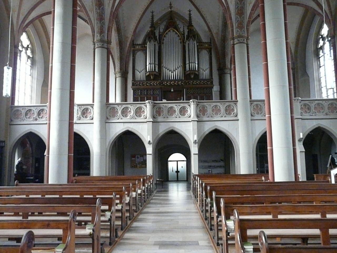 Innenansicht mit Blick auf die Orgelempore