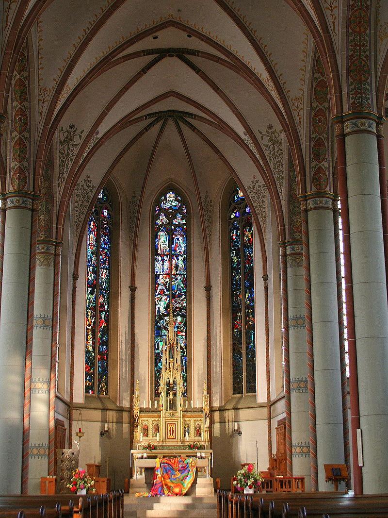 Innenraum von St. Mauritius mit Blick in den Chor