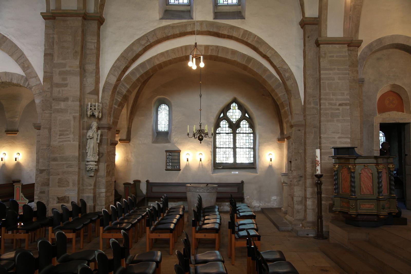 Blick in ein Seitenschiff