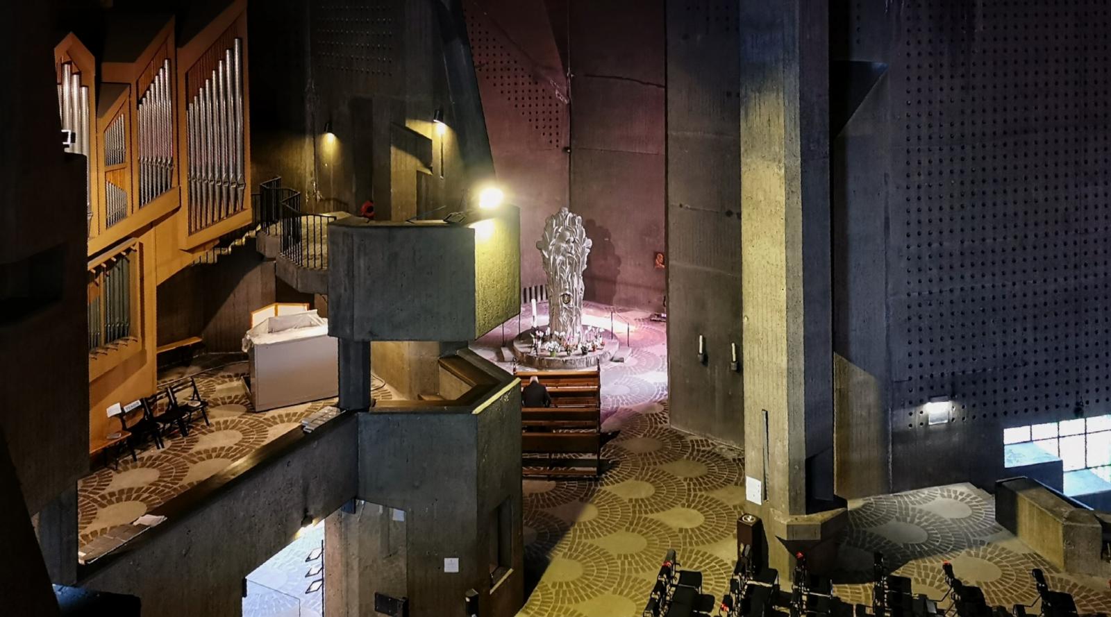 Blick in den Kirchenraum mit Gnadensäule und Orgel