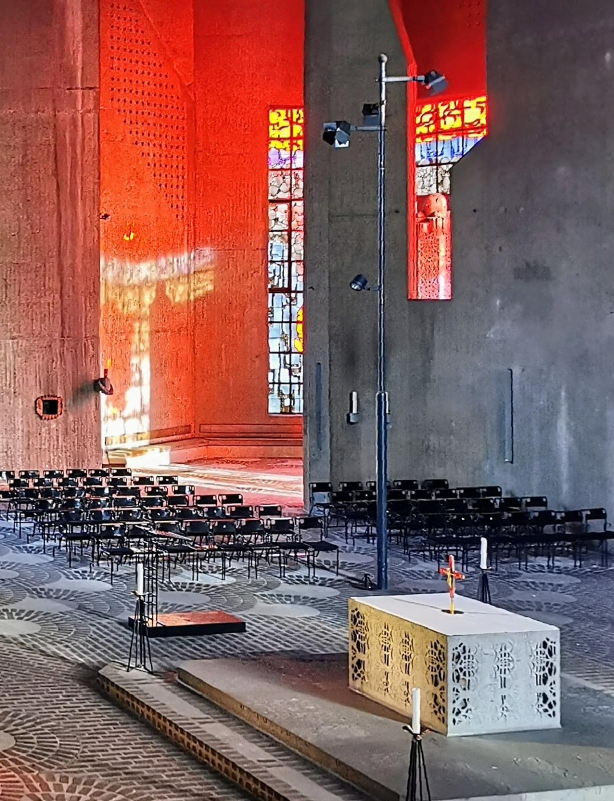 Altar und erleuchtete Tabernakelkapelle