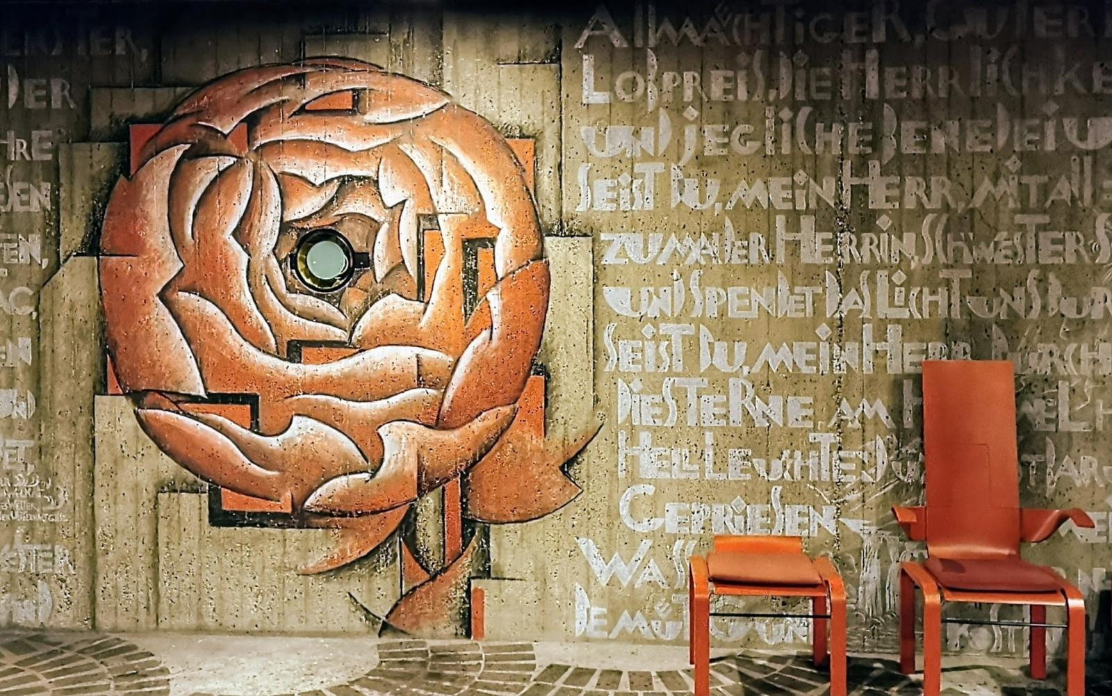 Rosenmotiv (von Markus Böhm) an der Altarwand der Krypta