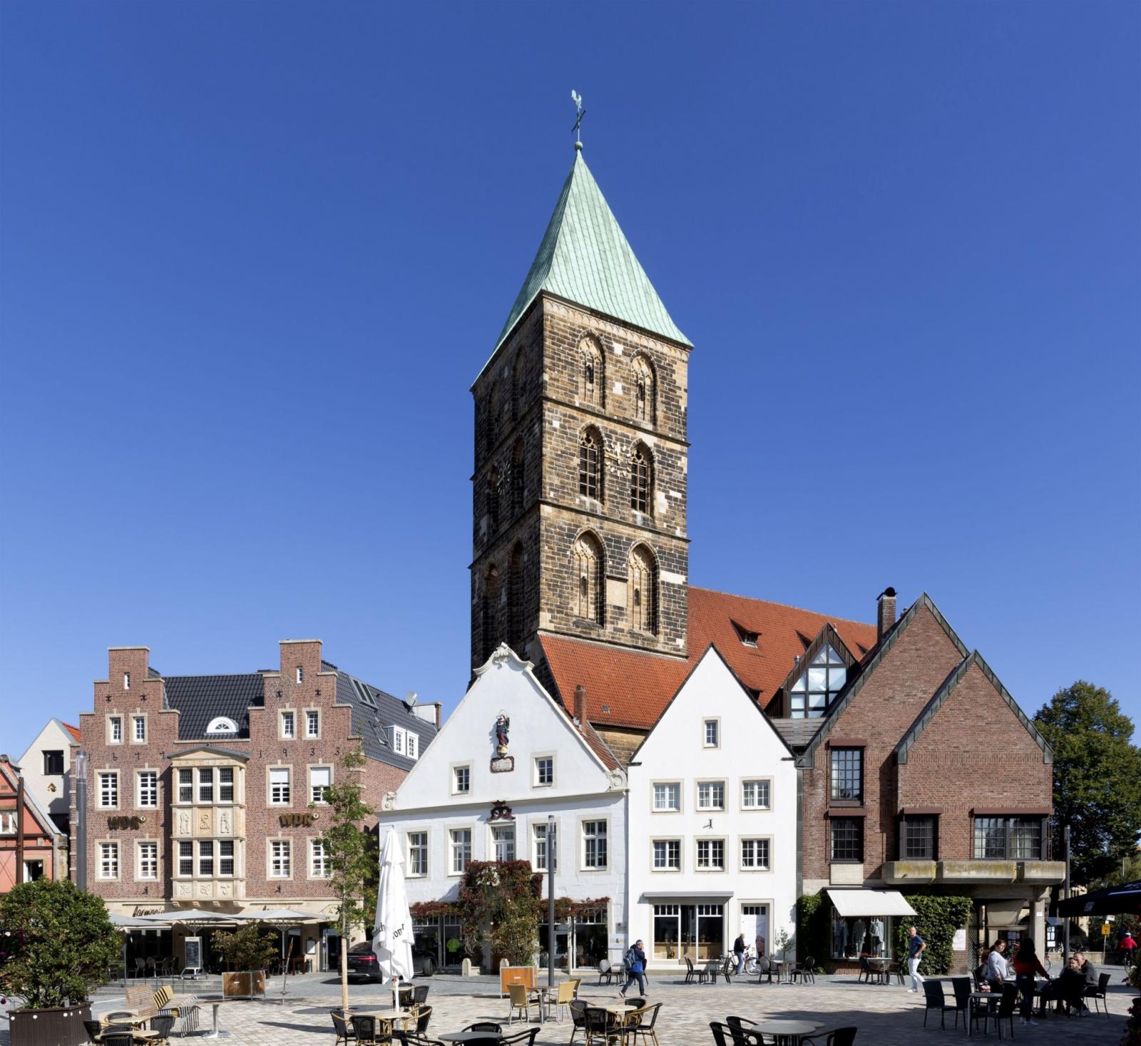 St. Dionysius vom historischen Marktplatz aus gesehen