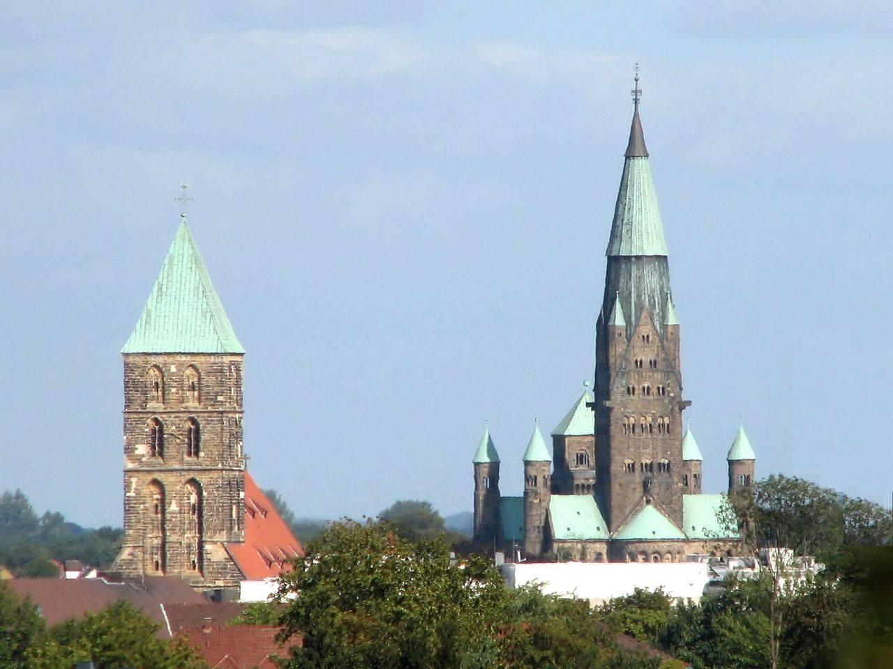 Blick auf Rheine mit der St. Antonius Basilika rechts und der Stadtkirche St. Dionysius links