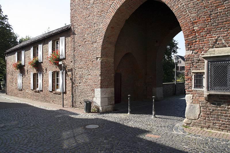 Stadtseitiges Portal des Haupttors