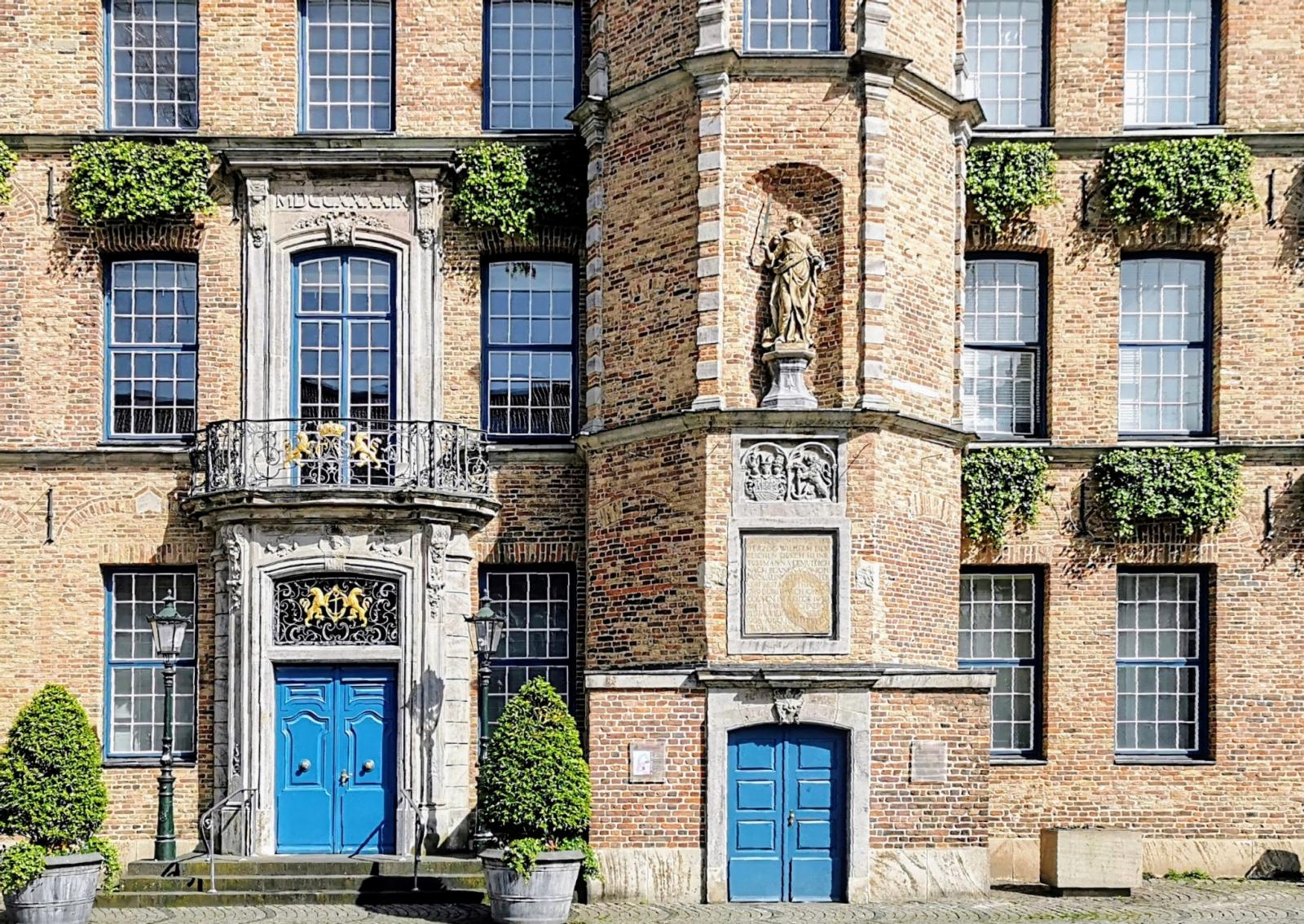 Blaue Türen am Alten Rathaus Düsseldorf