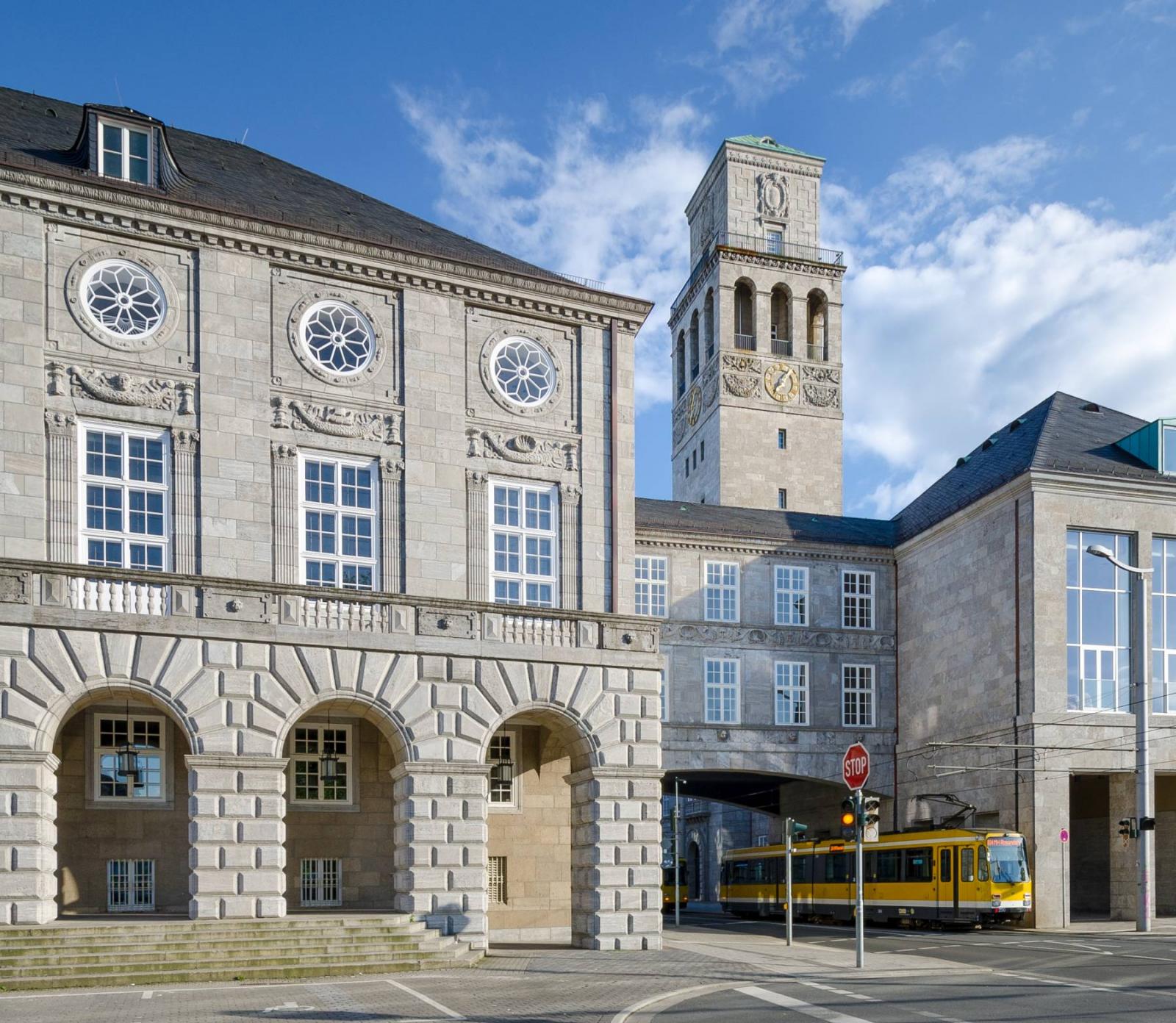 Nordseite mit Torbau 