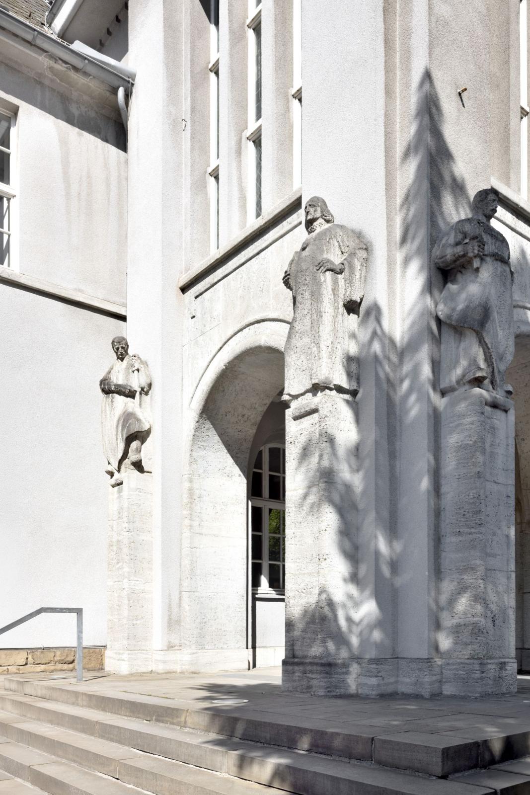 Neues Rathaus Schwerte, seitlicher Haupteingang, Arkadengang