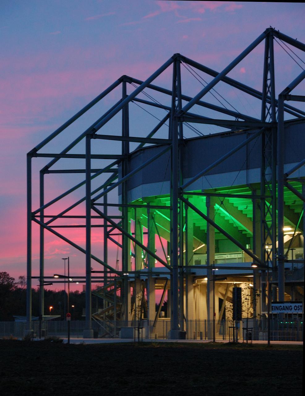 Außenansicht Tragwerk Tribüne bei Nacht