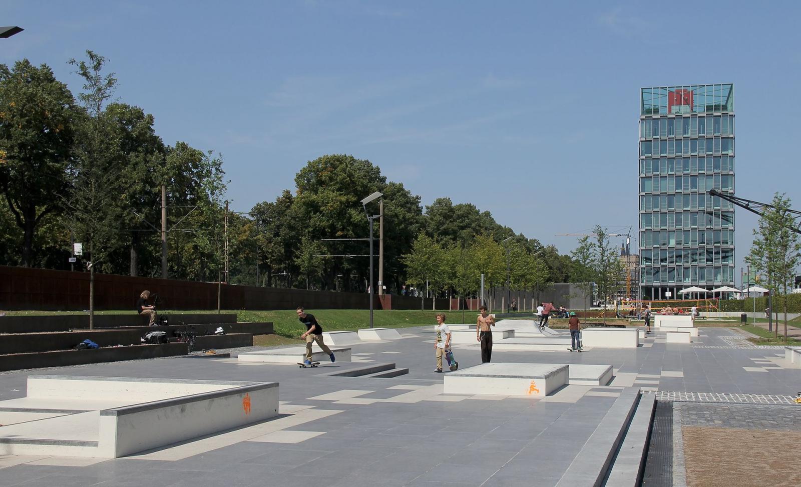 KAP 686 Skatepark Köln mit Bürogebäude KAP am Südkai im Hintergrund