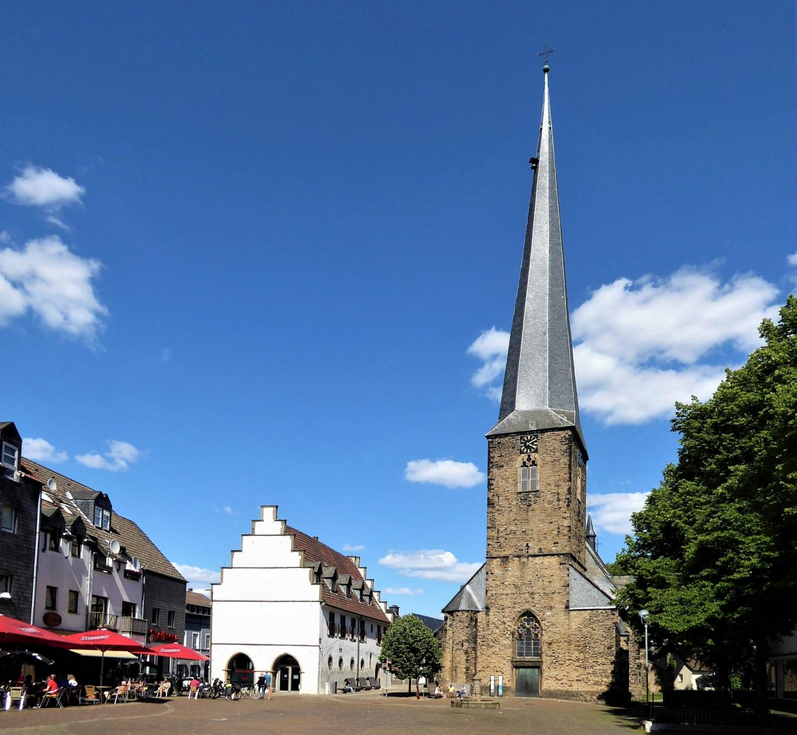 St. Viktor in Schwerte mit altem Rathaus