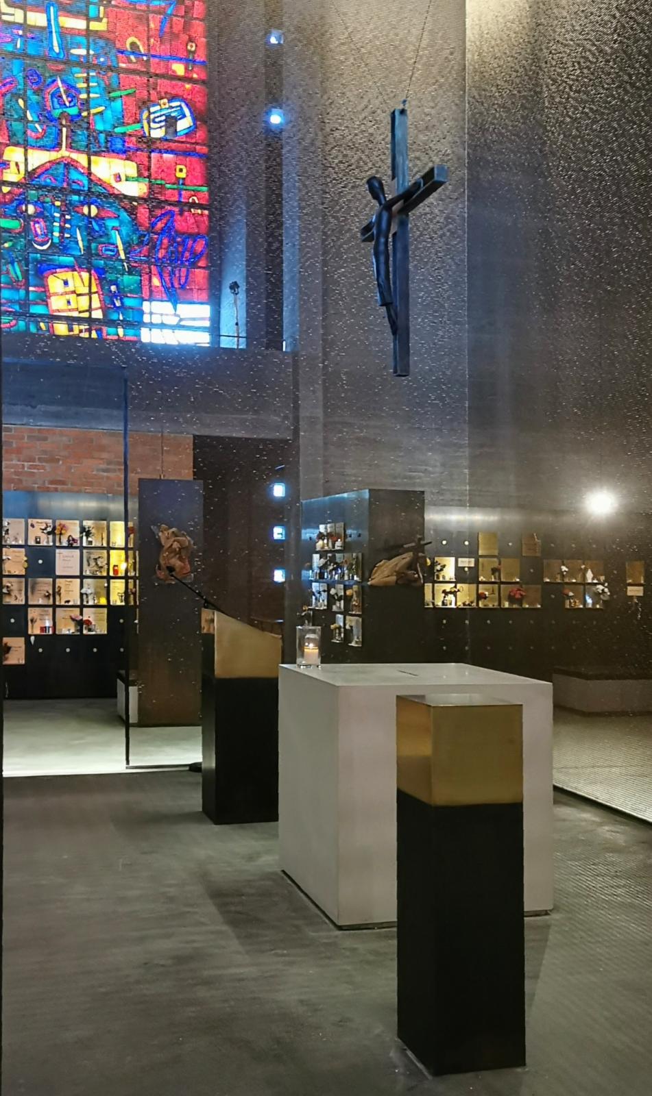 Altarbereich in der Kapelle mit Urnenpodest