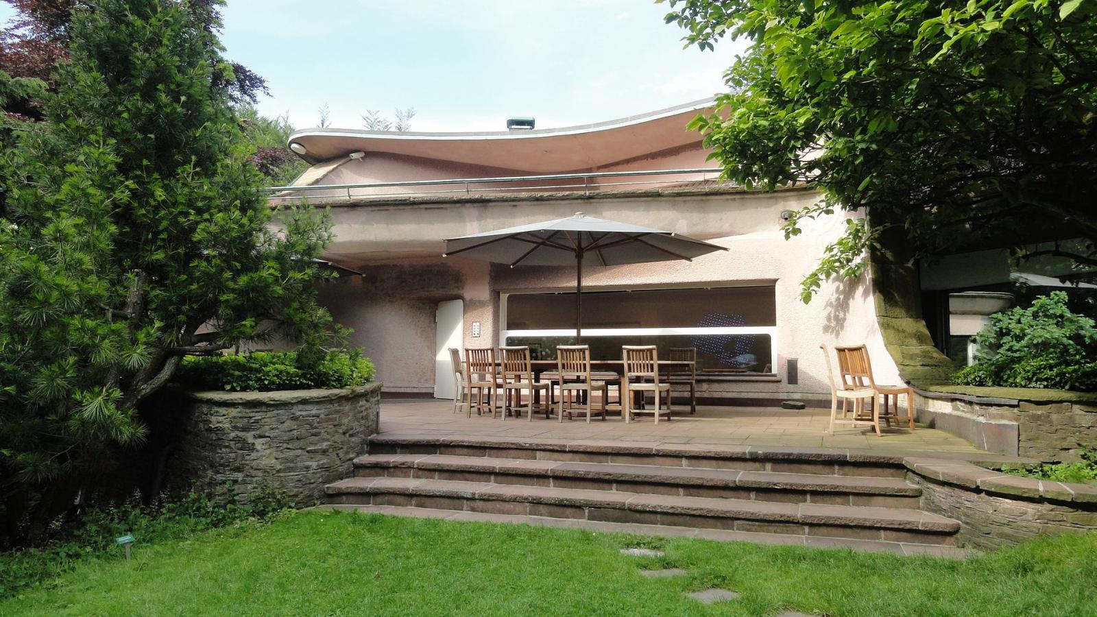 Blick auf die Terrasse der Villa