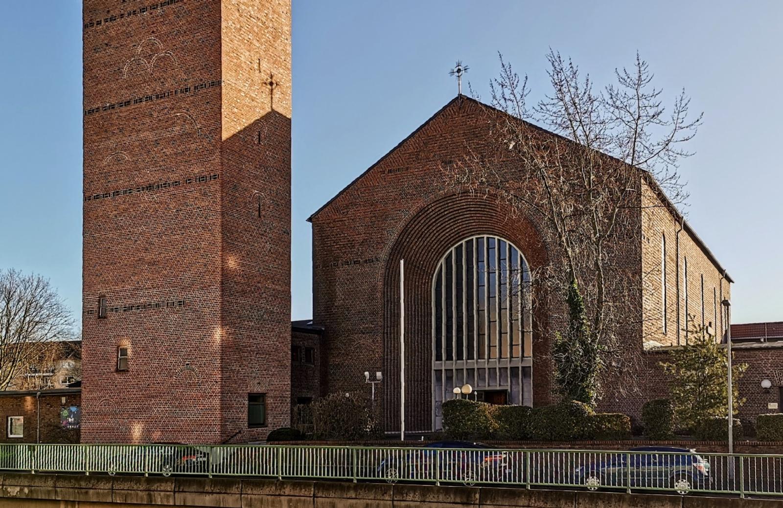 Westansicht mit Glockenturm