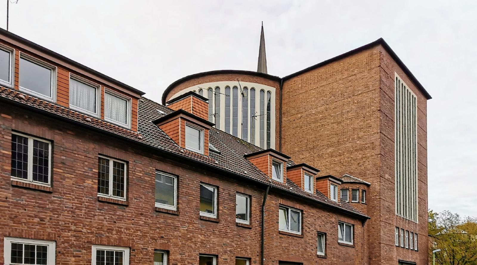 St. Engelbert Essen mit Nachbarbebauung