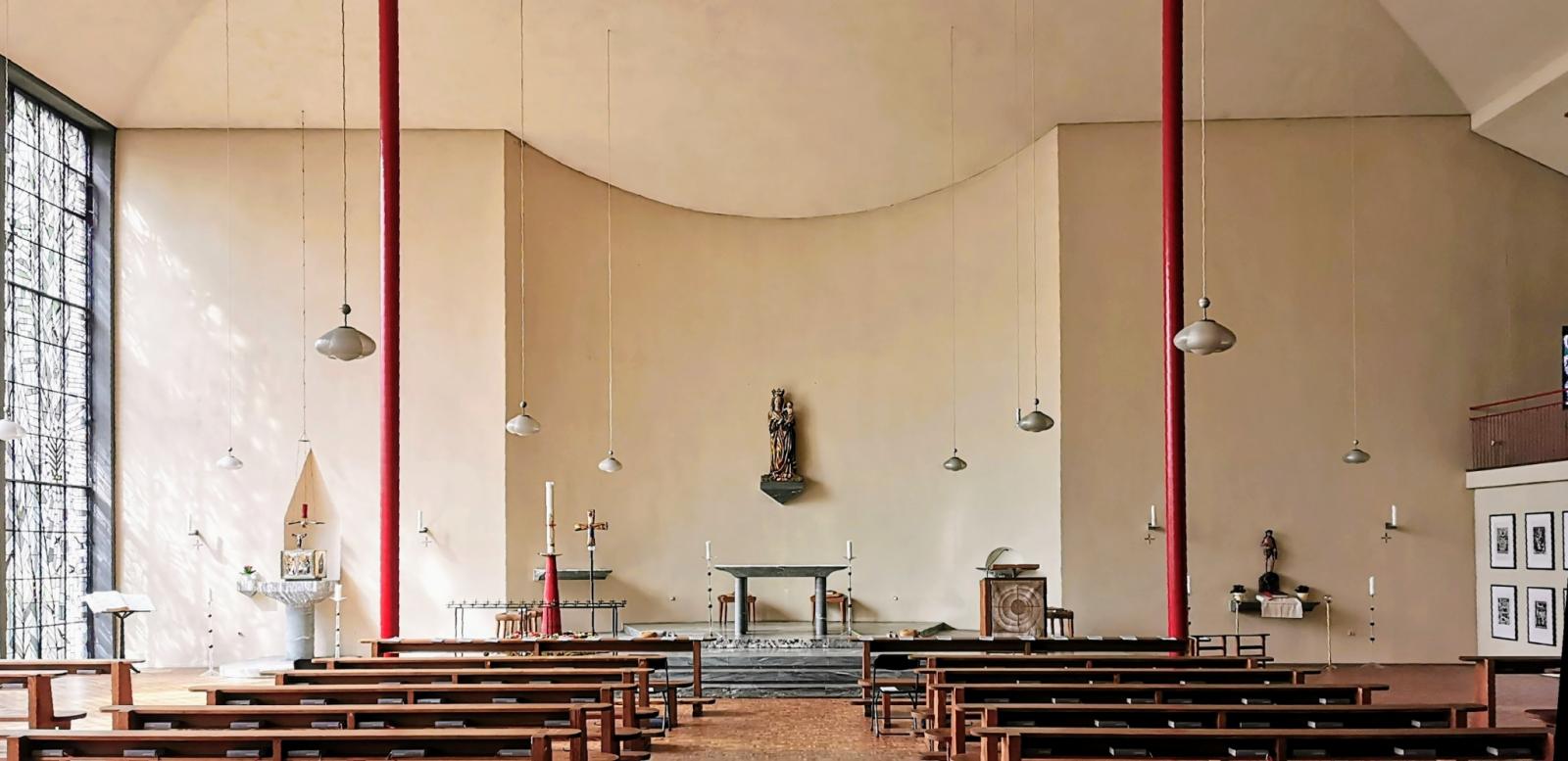 Kirchenraum mit Blick Richtung Altar