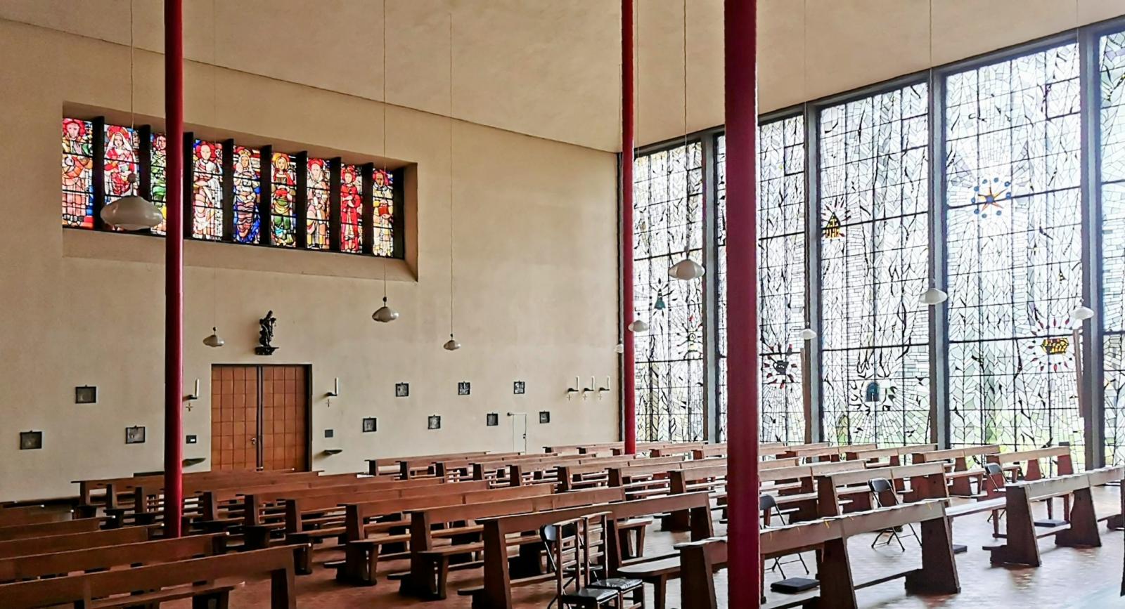 Kirchenraum mit Eingang und Fensterwand