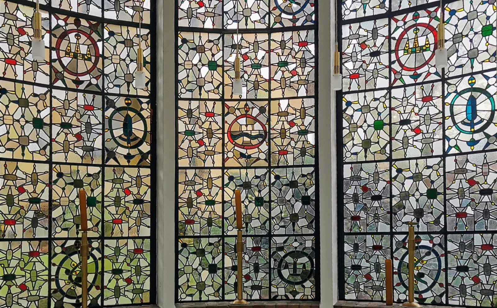 Glasfenster in der Taufkapelle