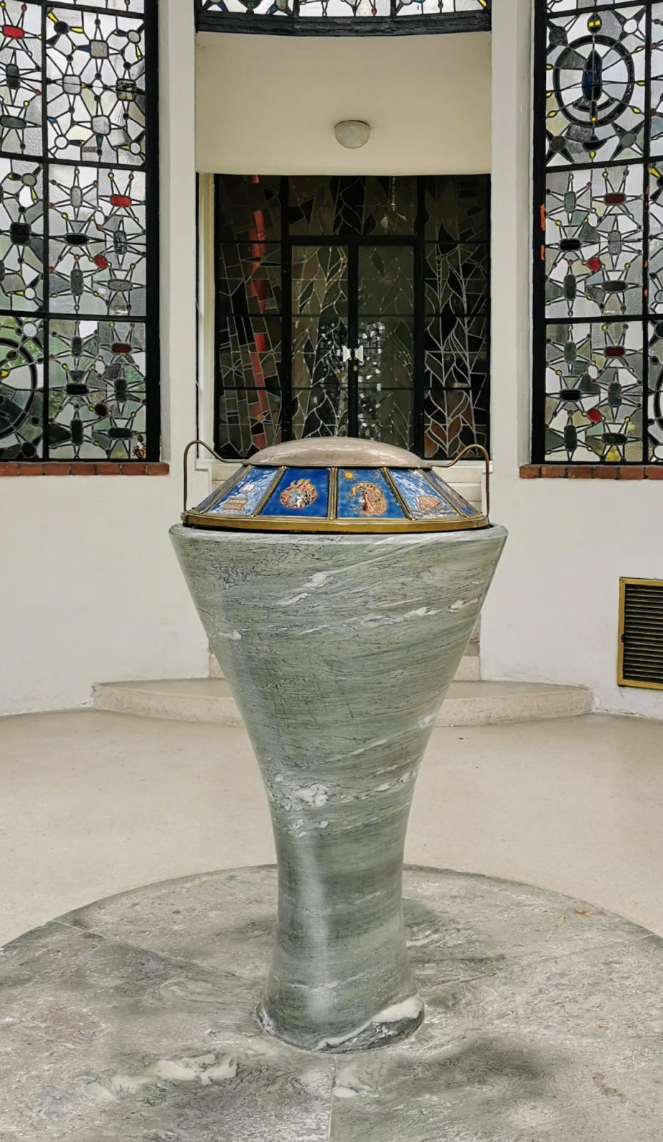 Taufbecken in der Taufkapelle