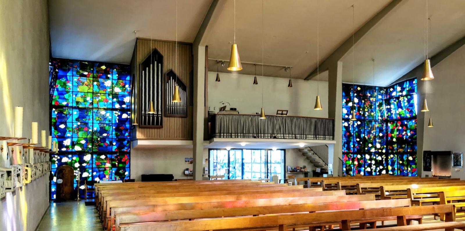 Innenraum mit Blick auf die Eingangsfront mit Empore und Orgel