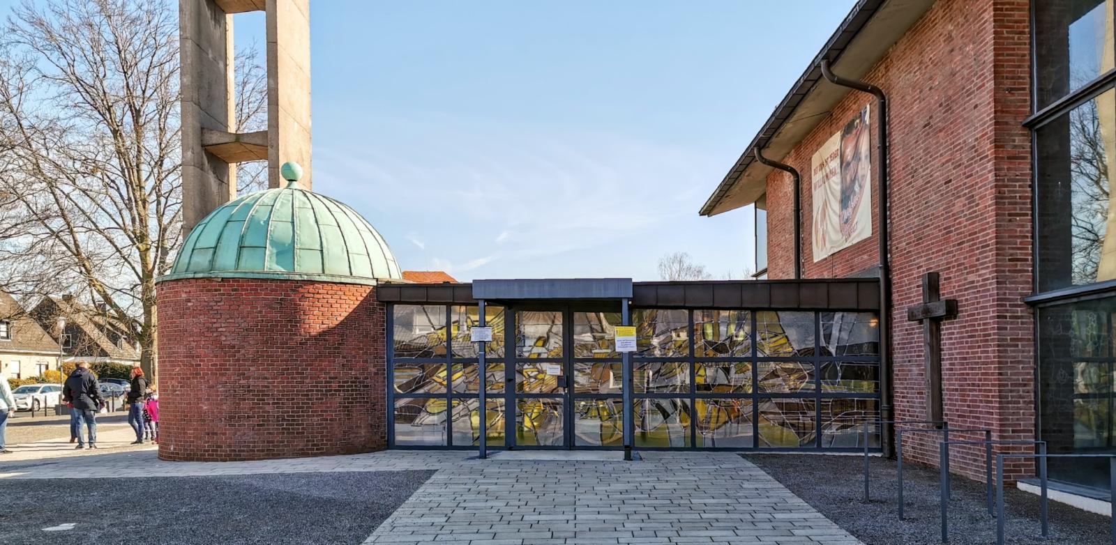 gläsernen Gang zur Taufkapelle, Außenansicht
