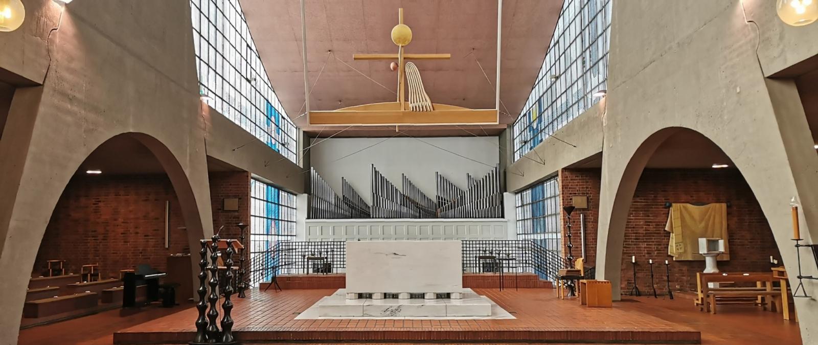 Marmoraltar mit dahinter liegender Orgel
