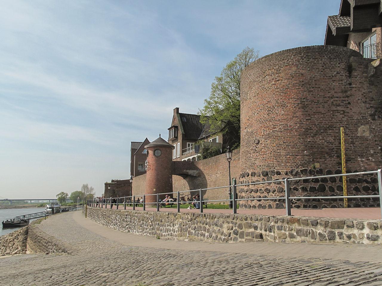 Pegelturm und Alter Zollturm an der Rheinpromenade
