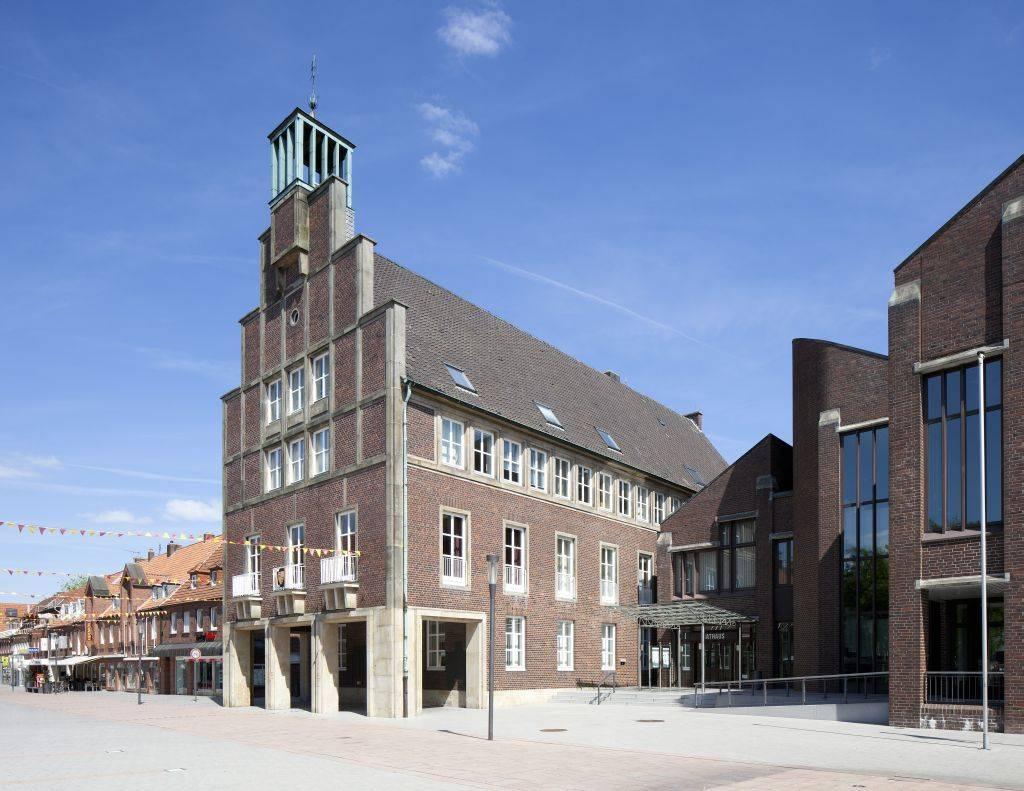 Seitenansicht Rathaus aus den 1950er-Jahren