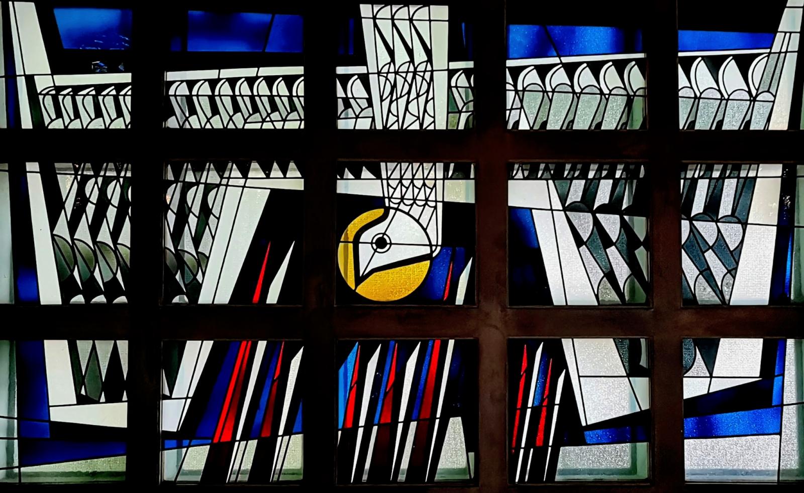 Fenster in der Taufkapelle, Taube des Heiligen Geistes