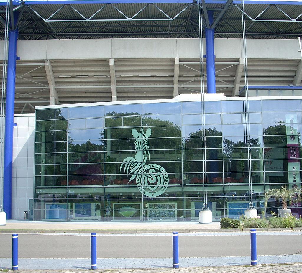 Glasfassade der MSV-Arena mit dem Wappen des MSV Duisburg in der Mitte