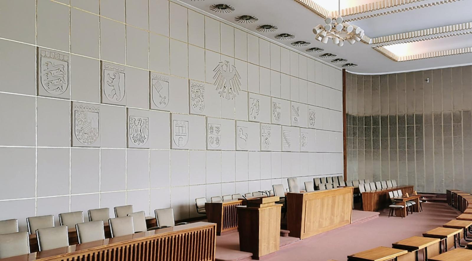 Sitzungssaal Ehem. Bundeshaus mit Landeswappen