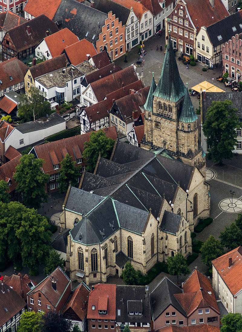 Luftbild St. Laurentius mit Blick auf den Chor
