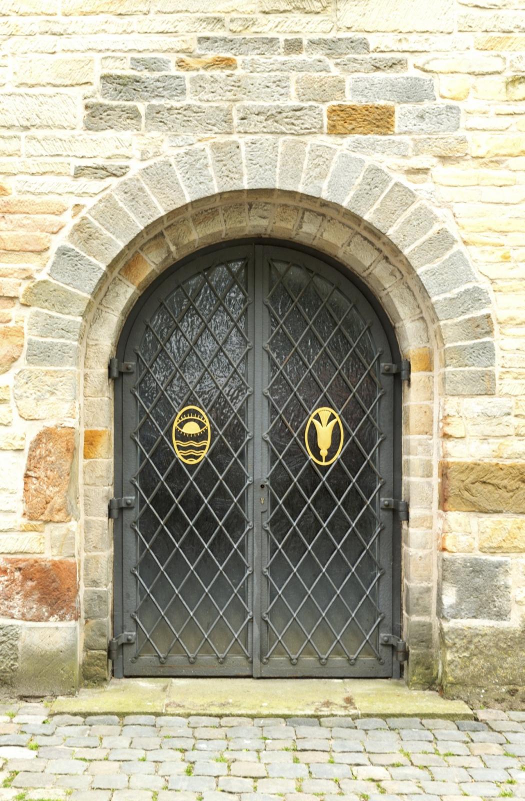 Rundbogenportal mit Symbolen, St. Brictius Schöppingen