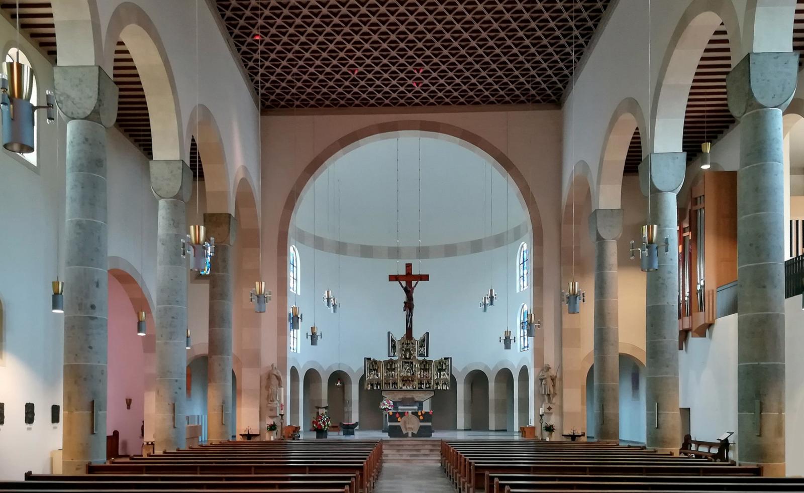 Innenraumansicht St. Jakobi Coesfeld mit Blick Richtung Chor und Antwerpener Marienaltar